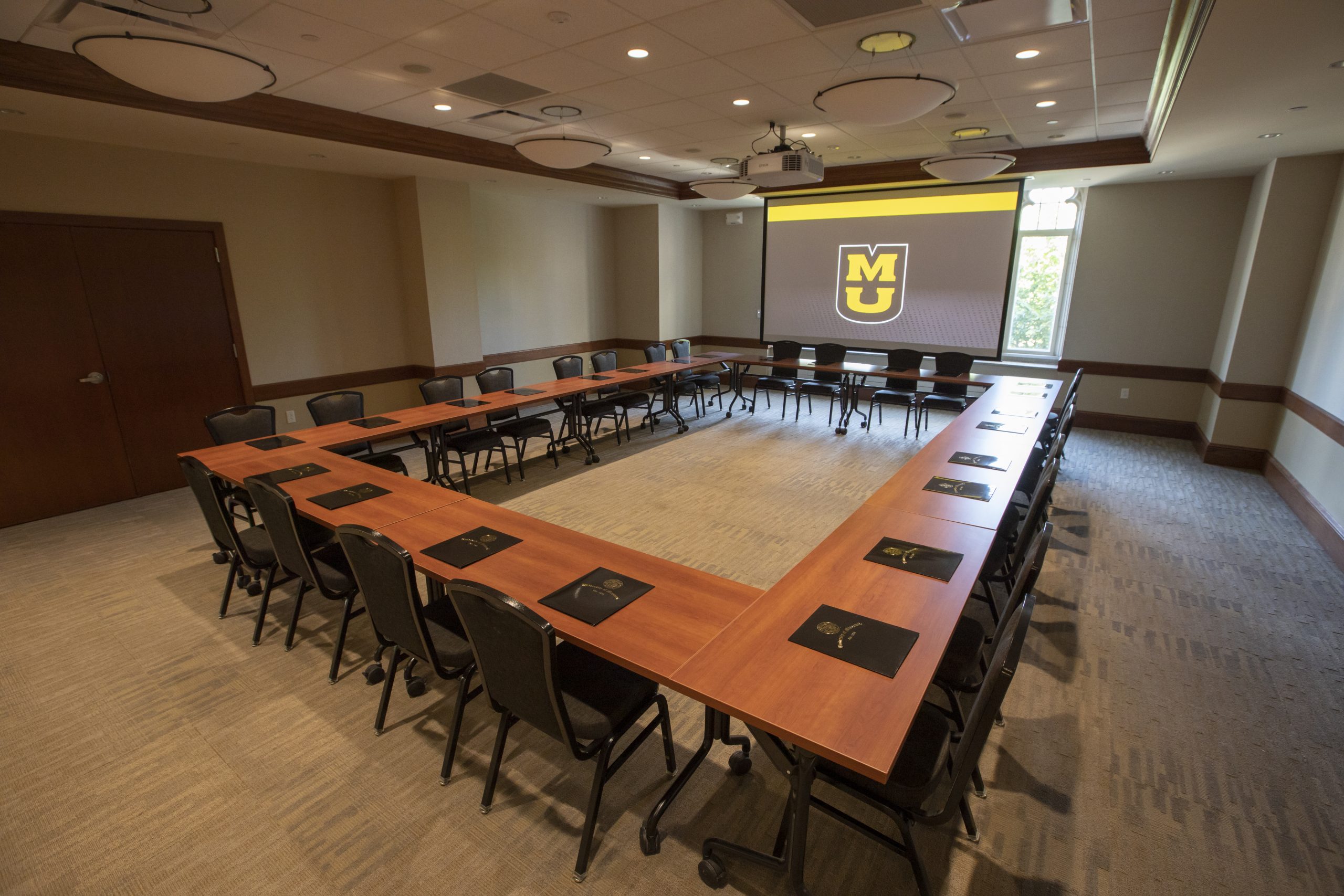 Meeting room with a table, chairs and projector